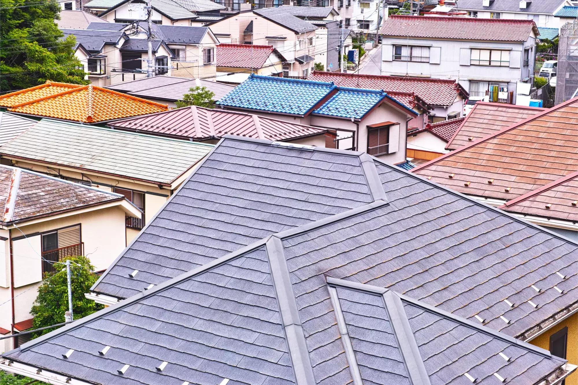 どんな材質・種類の屋根でも                                                    修繕が可能